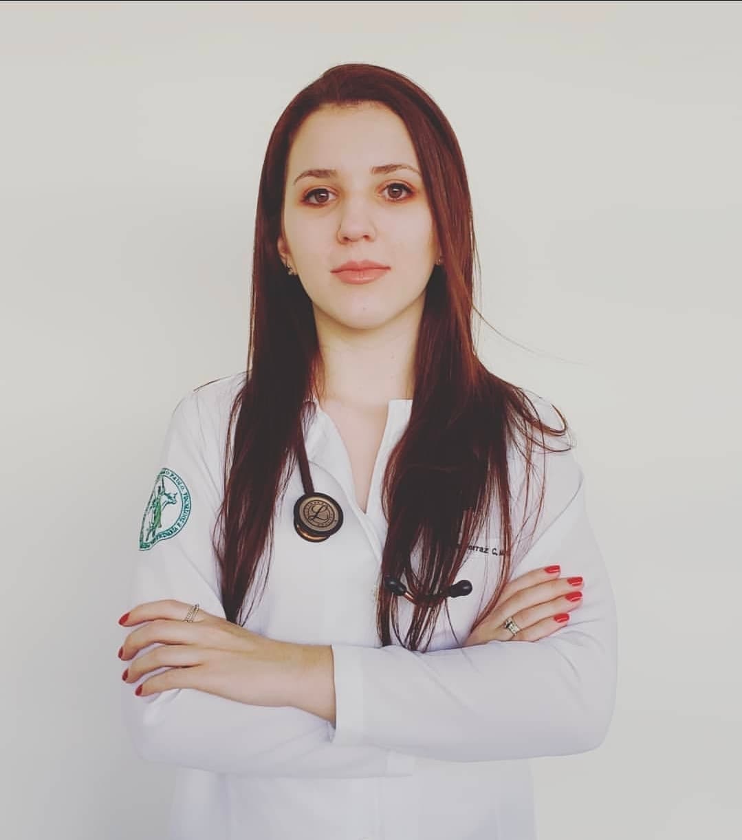 MV Júlia Ferraz de jaleco branco com estetoscópio